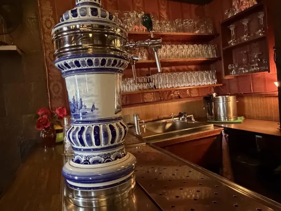 De bar met de blauwe Delftse biertoren en glazen