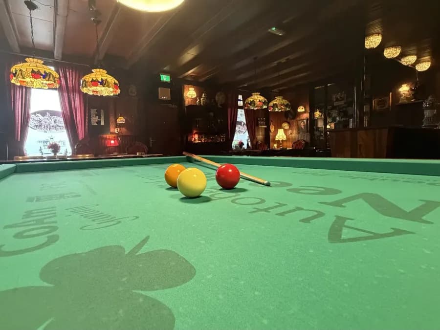 Biljartballen en keu op het groene laken