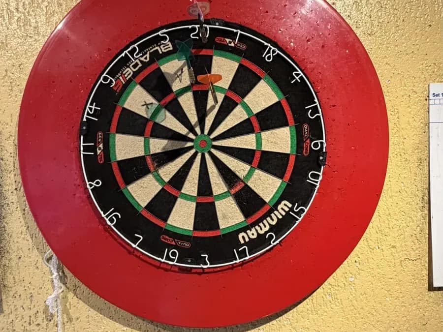 Dartbord aan de muur